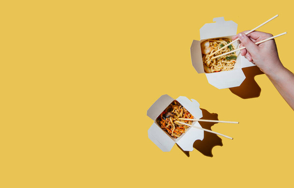 cerca vista de deliciosa comida asiática en cajas de papel - Foto, imagen