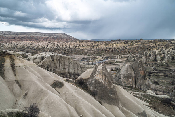 Vista panorâmica tempestuosa de formações rochosas e típicas chaminés de fadas perto de Goreme, Capadócia, Turquia - Foto, Imagem