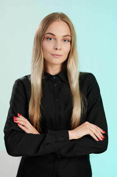 Ernstige caucasin jonge vrouw geïsoleerd op groene achtergrond - Foto, afbeelding