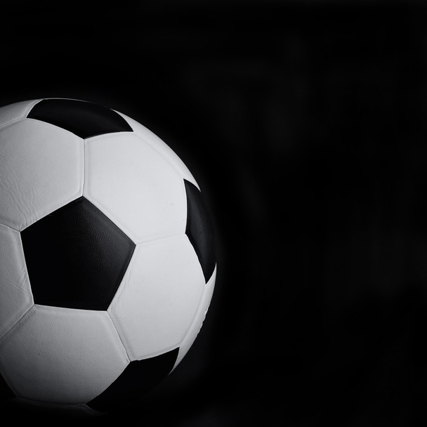 voetbal op zwarte achtergrond - Foto, afbeelding