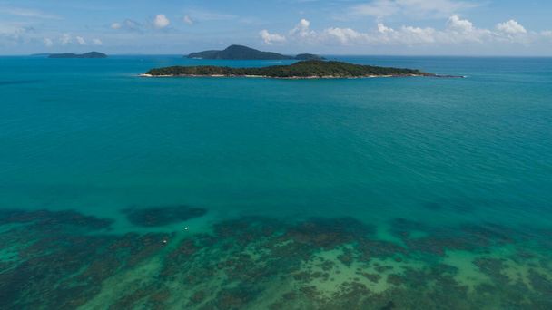 Arriba hacia abajo Vista aérea drone cámara de Hermoso mar de agua clara turquesa con barcos de pesca de cola larga en el mar de verano Tropical Phuket isla del sur de Tailandia Increíble paisaje marino. - Foto, Imagen