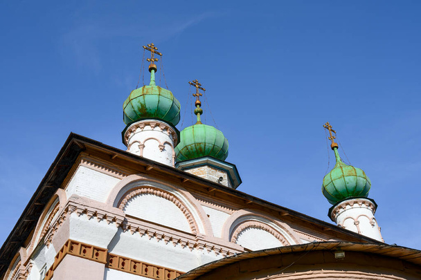 Bir yaz sabahı Solikamsk (Perm Territory, Rusya) taşra kasabasındaki antik Kurtarıcı Kilisesi 'nin kubbeleri. Mavi gökyüzüne karşı turkuaz kubbeler. Kabartmalı duvarlar.  - Fotoğraf, Görsel