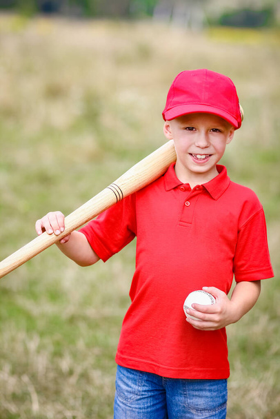 Happy child with baseball bat on nature concept in park - Foto, imagen
