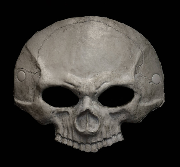 Horror-Skelett-Halbmaske isoliert vor schwarzem Hintergrund - Foto, Bild