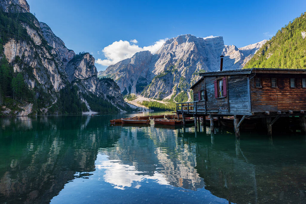Lago Braies (Lago di Braies o Pragser Wildsee) y el pico de la montaña de Croda del Becco o Seekofel, Dolomitas, Tirol del Sur, Trentino-Alto Adigio, provincia de Bolzano, Italia, Europa. - Foto, imagen