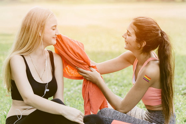 Atleta deportivo LGBT mujeres sanas adolescentes novias cuidan el apoyo juntos. - Foto, Imagen