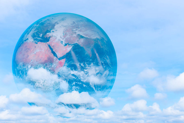 Tiszta Föld friss levegő álom új világ alacsony szennyezés kék ég kép koncepció. A kép elemeit a NASA bocsátotta rendelkezésre. - Fotó, kép