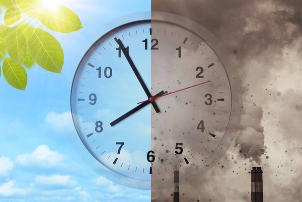 Временные часы накладывают загрязнение Земли чистой Землей на парниковый эффект и концепцию обратного отсчета времени глобального потепления и информированности. - Фото, изображение