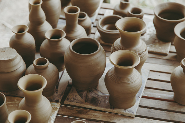 ollas de arcilla artesanal duro de cuero esperando fuego seco y bisque en el proceso de cerámica. - Foto, Imagen