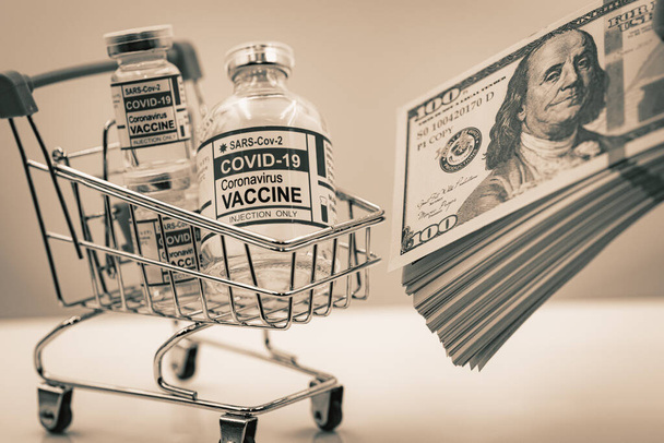 les gens paient beaucoup d'argent pour acheter cher Covid vaccin concept vintage ton de couleur - Photo, image