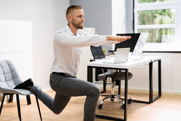 Standing Office Yoga Workout And Workout Near Business Computer - Zdjęcie, obraz