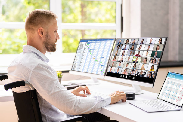 Online Virtual Videokonferenssi Call Meeting. Mies työskentelee - Valokuva, kuva