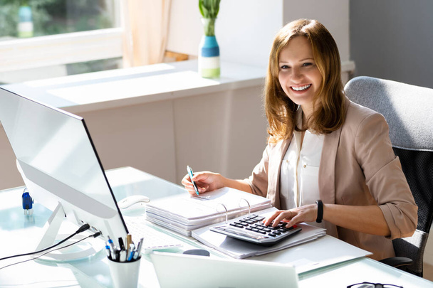 Smiling Accountant Woman. Happy Business Finance Auditor - Foto, imagen