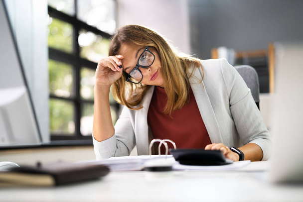 Stressed Accountant Woman With Headache In Office - Zdjęcie, obraz