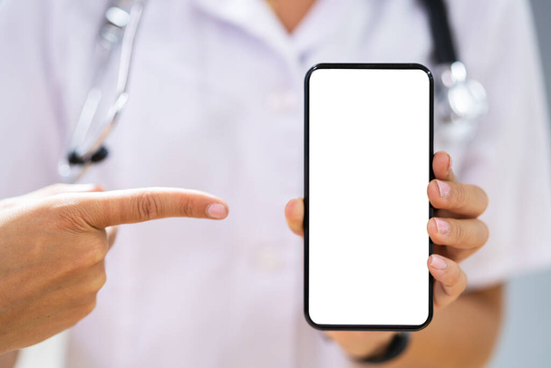 Doctor Hand Holding Blank Mobile Phone Or Smartphone - Foto, immagini