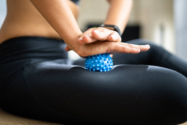 Leg Massage With Trigger Point Spiky Massage Ball. Myofascial Release - Foto, immagini