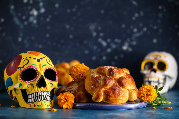 Pan de la calavera muerta y pintada sobre fondo de color. Celebración del Día de Muertos de México (El Día de Muertos)) - Foto, imagen