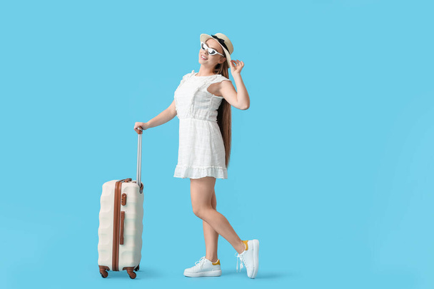 Turista femenina sobre fondo de color - Foto, imagen