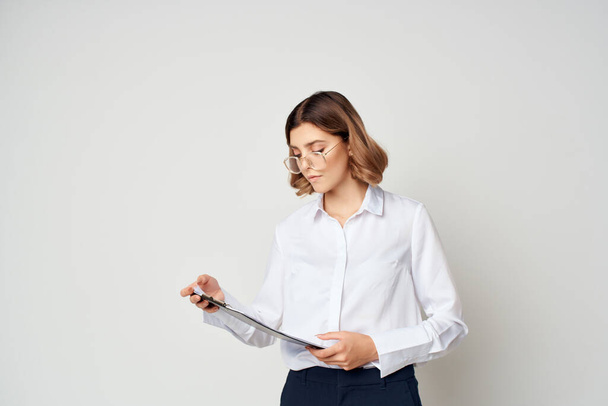 Mulher de negócios em branco camisa documentos gerente de escritório - Foto, Imagem