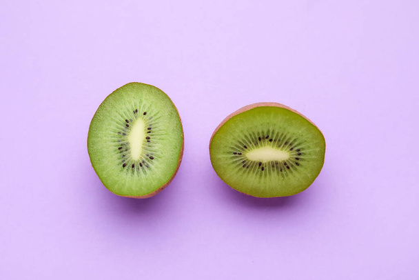 Pieces of fresh kiwi fruit on color background - Фото, изображение
