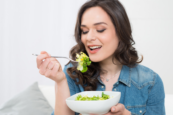 Young Woman Eating Salad - Valokuva, kuva