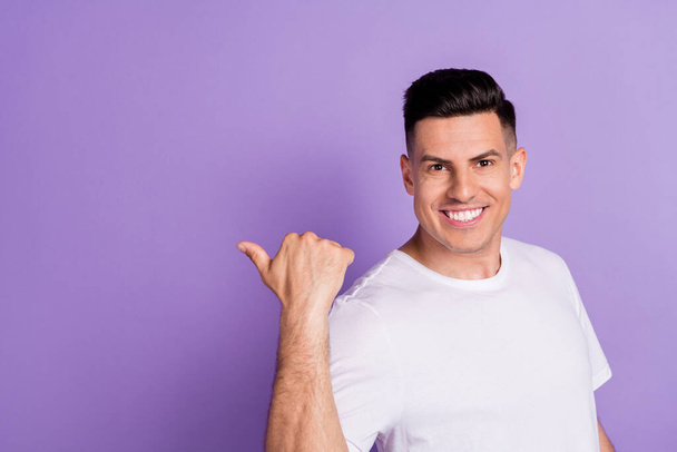 Profile side photo of young man happy smile point thumb empty space advise choice select isolated over purple color background - Foto, Imagem