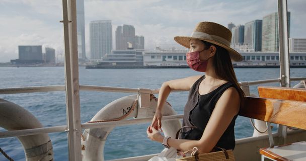 Femme prendre ferry à travers le port de Hong Kong - Photo, image