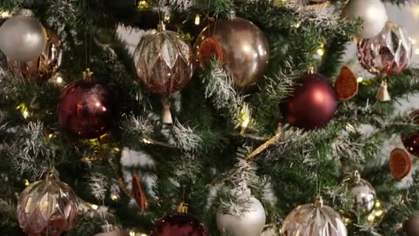 close up de árvore de natal decorada com luzes festivas - Filmagem, Vídeo
