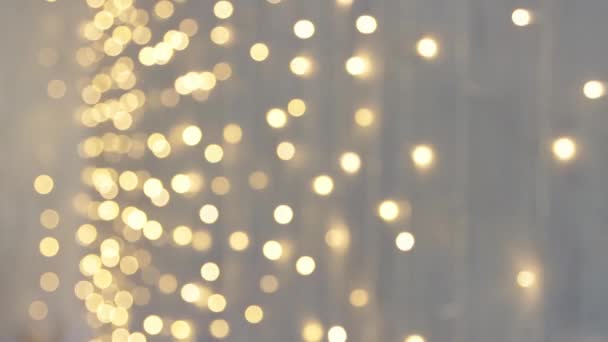Karácsonyi háttér - csillogó ünnepi koszorúslámpák bokeh hatással - Felvétel, videó
