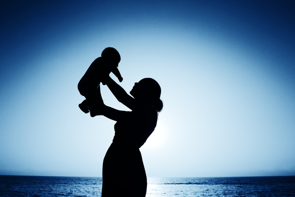 Мати і дитина на заході сонця
 - Фото, зображення