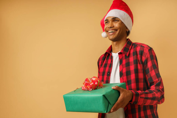 hombre está listo para dar un regalo de Navidad - Foto, imagen