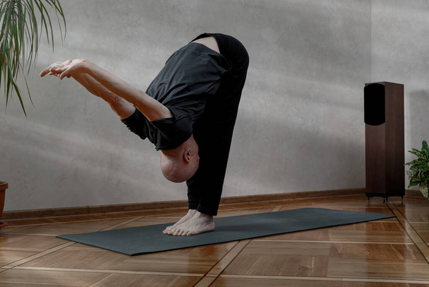 Yoga Oefening Oefening klasse Concept. De man die yoga doet - Foto, afbeelding