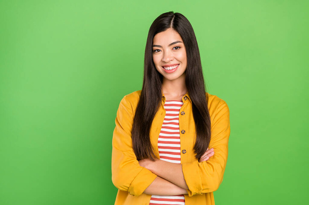 Photo of bossy nice brown hairdo millennial lady crossed arms wear yellow shirt isolated on green color background - 写真・画像