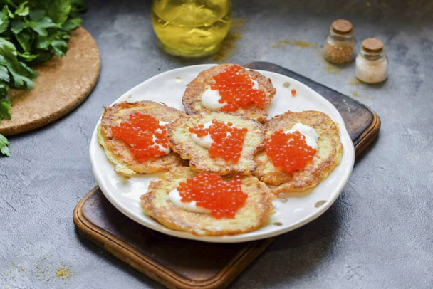 Grease hot potato pancakes with sour cream and lay out the caviar. Serve to the table. Draniki - well, who would refuse such a dish, you must agree. And if you serve potato pancakes right away with sour cream and red caviar? This combination makes me - Photo, Image