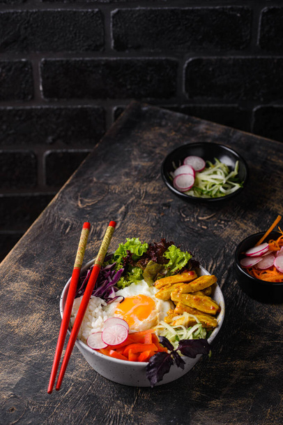 Корейский Бибимбап. Чаша с мясом, рисом и салатом - Фото, изображение