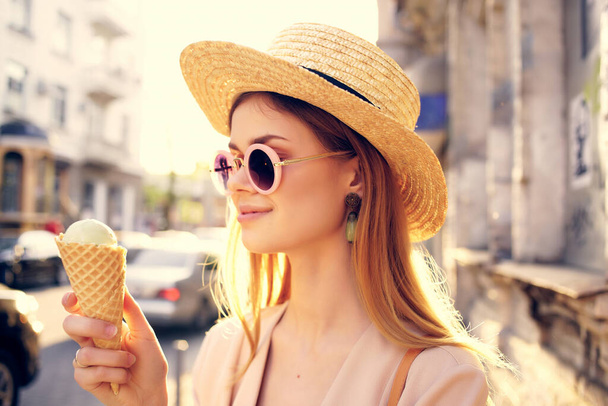 красивая женщина на открытом воздухе ходить есть мороженое ходить модель путешествия - Фото, изображение
