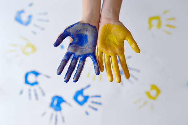 Little girl hands painted with gouache, kid having fun in workshop. Lesson at the art school. Young painter, pleasant creative hobby, happy childhood - Fotografie, Obrázek