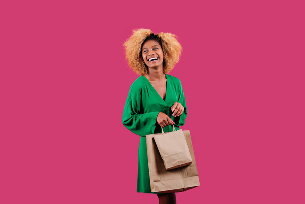 若い幸せな女性の買い物客は紙ショッピングバッグを保持。ブラック・フライデー販売シーズン. - 写真・画像