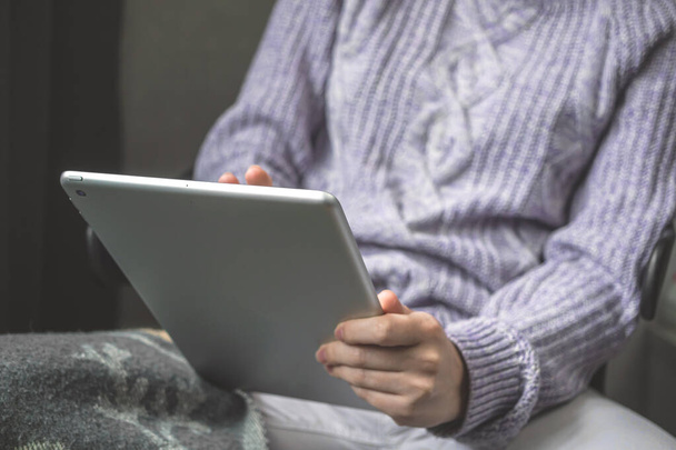 Γυναίκα βλέποντας το moview με το tablet PC στα χέρια, ζεστή φωτογραφία στο σπίτι - Φωτογραφία, εικόνα