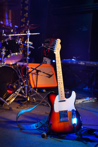 Guitarra elétrica e outros equipamentos musicais
 - Foto, Imagem