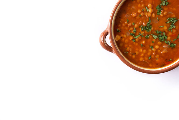 Zuppa di lenticchie rosse in ciotola isolata su sfondo bianco - Foto, immagini