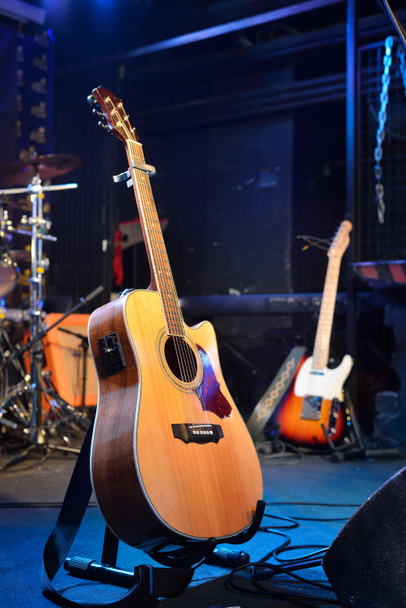 Гітари та інше музичне обладнання
 - Фото, зображення