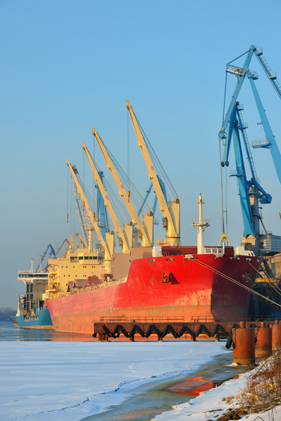 Navios de carga (graneleiros) em Riga
 - Foto, Imagem