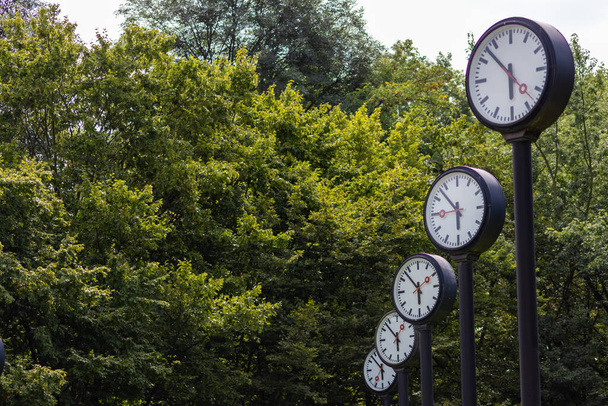 Classici orologi analogici in bianco e nero con lavoro di squadra sincronizzato Time Show e gestione sincronizzata del progetto con gestione del tempo e scadenze nei team internazionali a corto di tempo - Foto, immagini