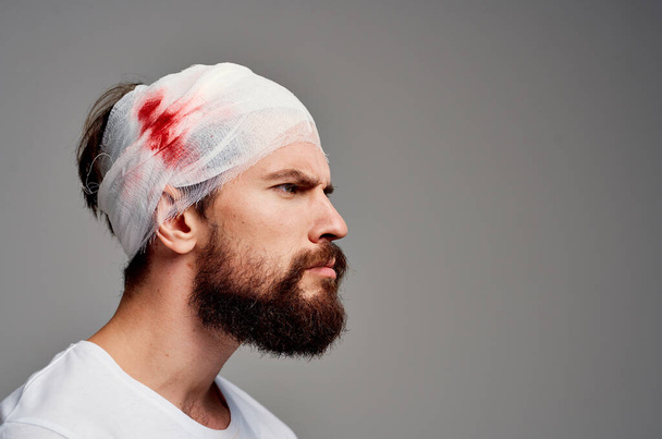 uomo barbuto in una t-shirt bianca trauma trattamento di diagnosi di salute - Foto, immagini