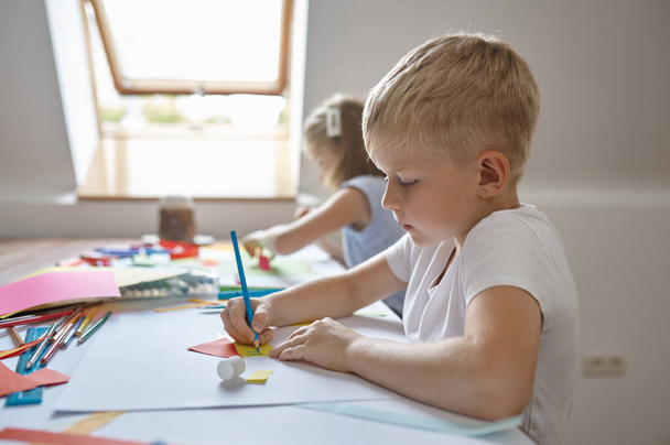 Kleine Kinder malen mit Bleistift und Filzstift - Foto, Bild