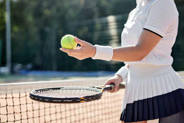 Close-up Photo Of Female Hands Tennis Player Holding Racket And Ball In Hands - Φωτογραφία, εικόνα