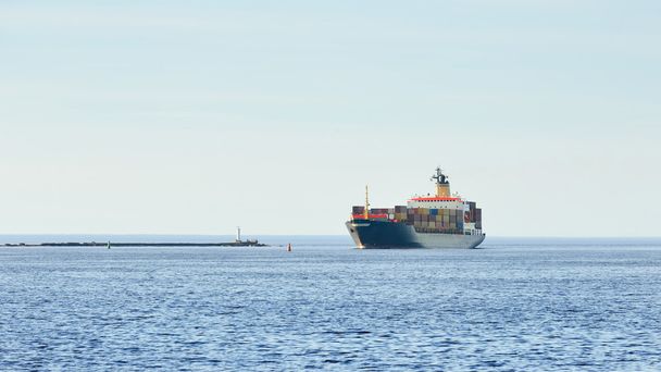 Duży ładunek kontenerowiec żeglarstwo - Zdjęcie, obraz