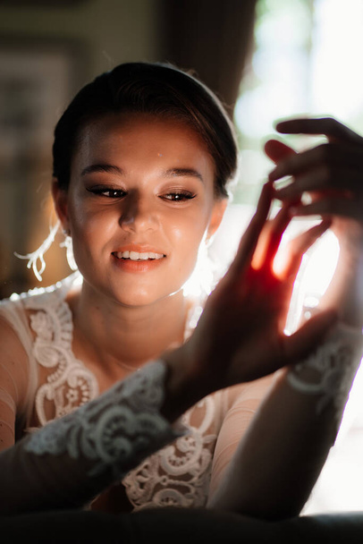 beautiful young woman with natural makeup in the sunlight from the window - Foto, immagini