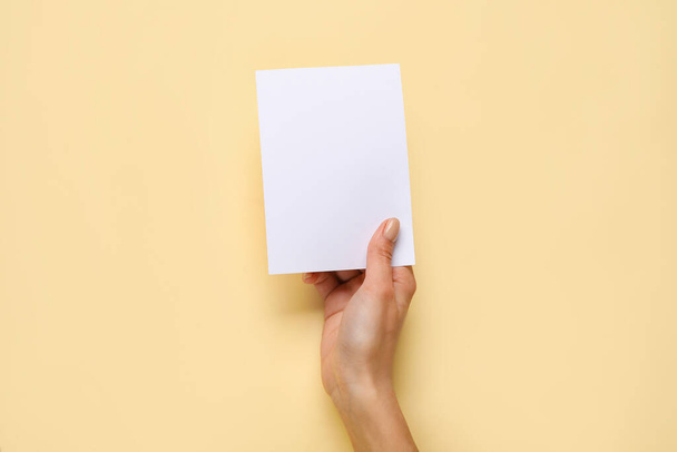 Mão feminina com cartão em branco sobre fundo de cor - Foto, Imagem